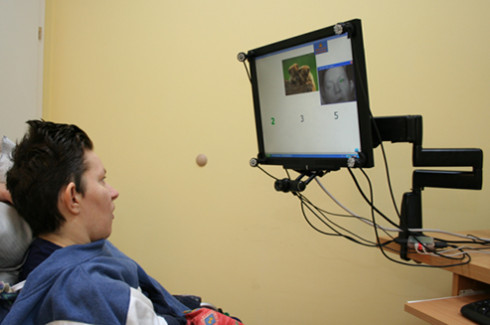 pacjentka siedzi przed monitorem
