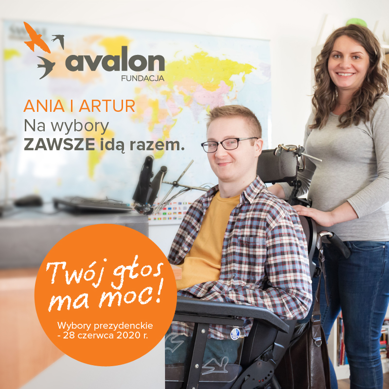 Na grafice uśmiechnięta kobieta trzyma rękę na ramieniu mężczyzny na wózku elektrycznym. Napis: Ania i Artur Na wybory zawsze idą razem. Twój głos ma moc! Wybory prezydenckie - 28 czerwca 2020r.