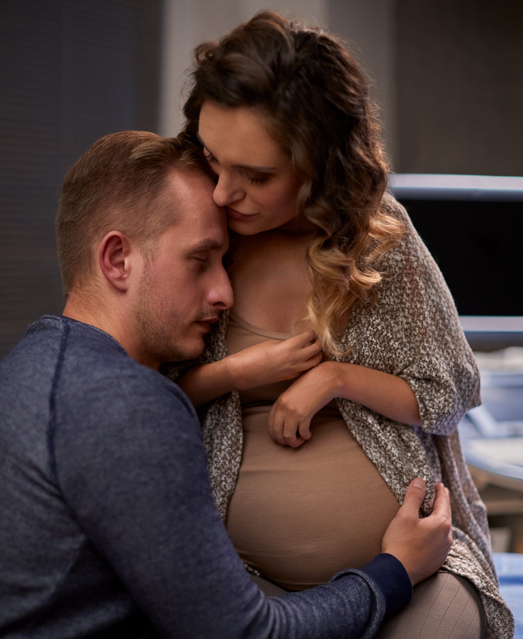 Na zdjęciu Sylwia w ciąży i Tomek przytulający się do jej brzucha
