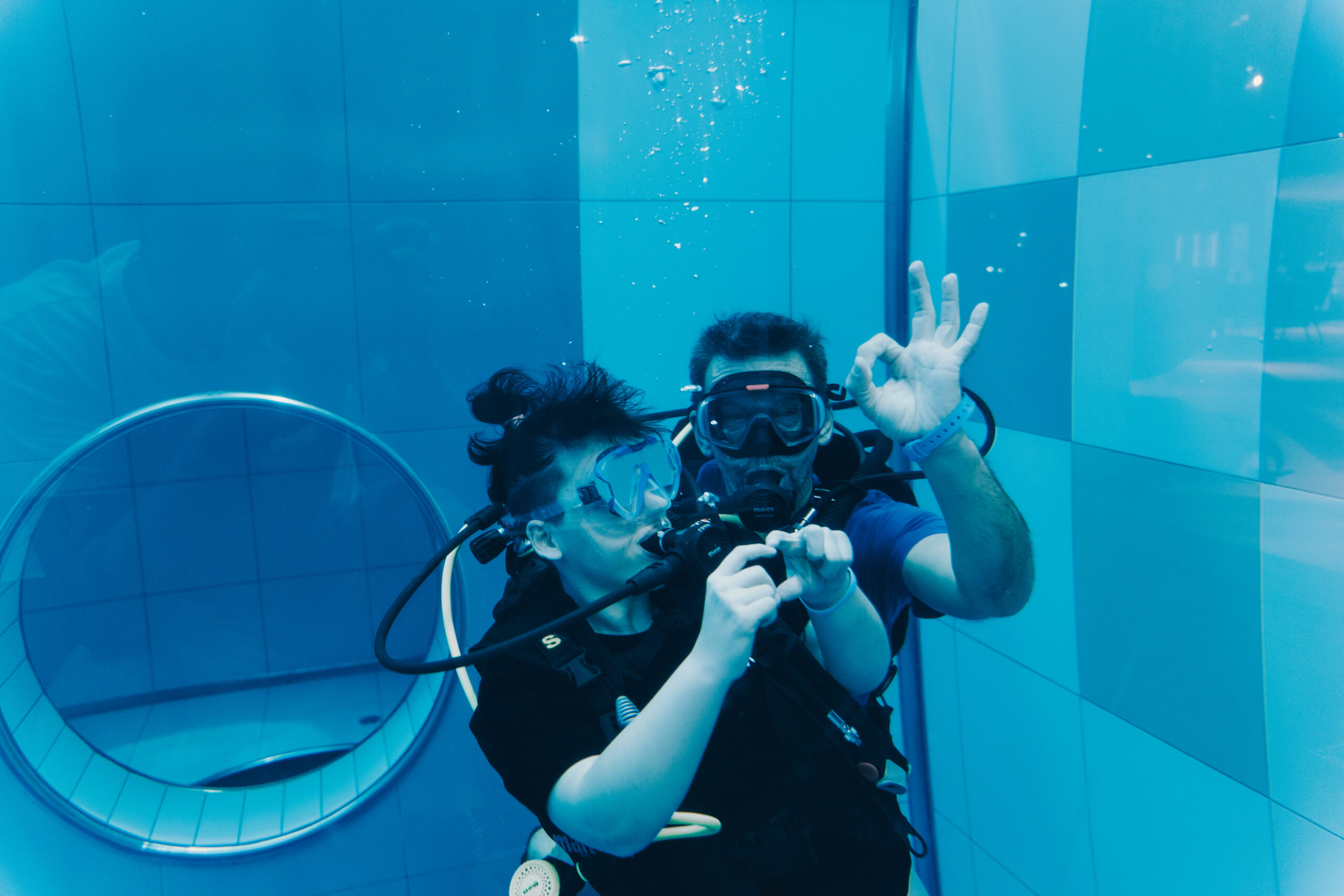Nurkowanie - dwoje osób pod wodą