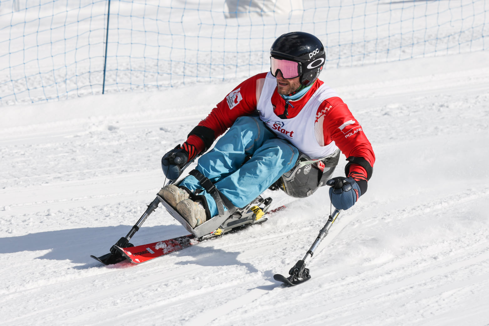 Osoba z niepełnosprawnością na monoski.