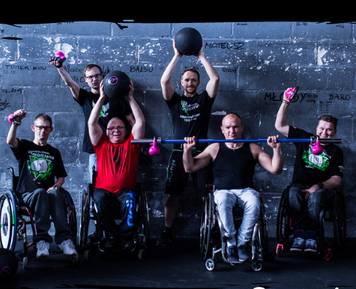 Na zdjęciu drużyna treningowa Avalon Extreme, członkowie trzymają w rękach sprzęty do ćwiczeń.