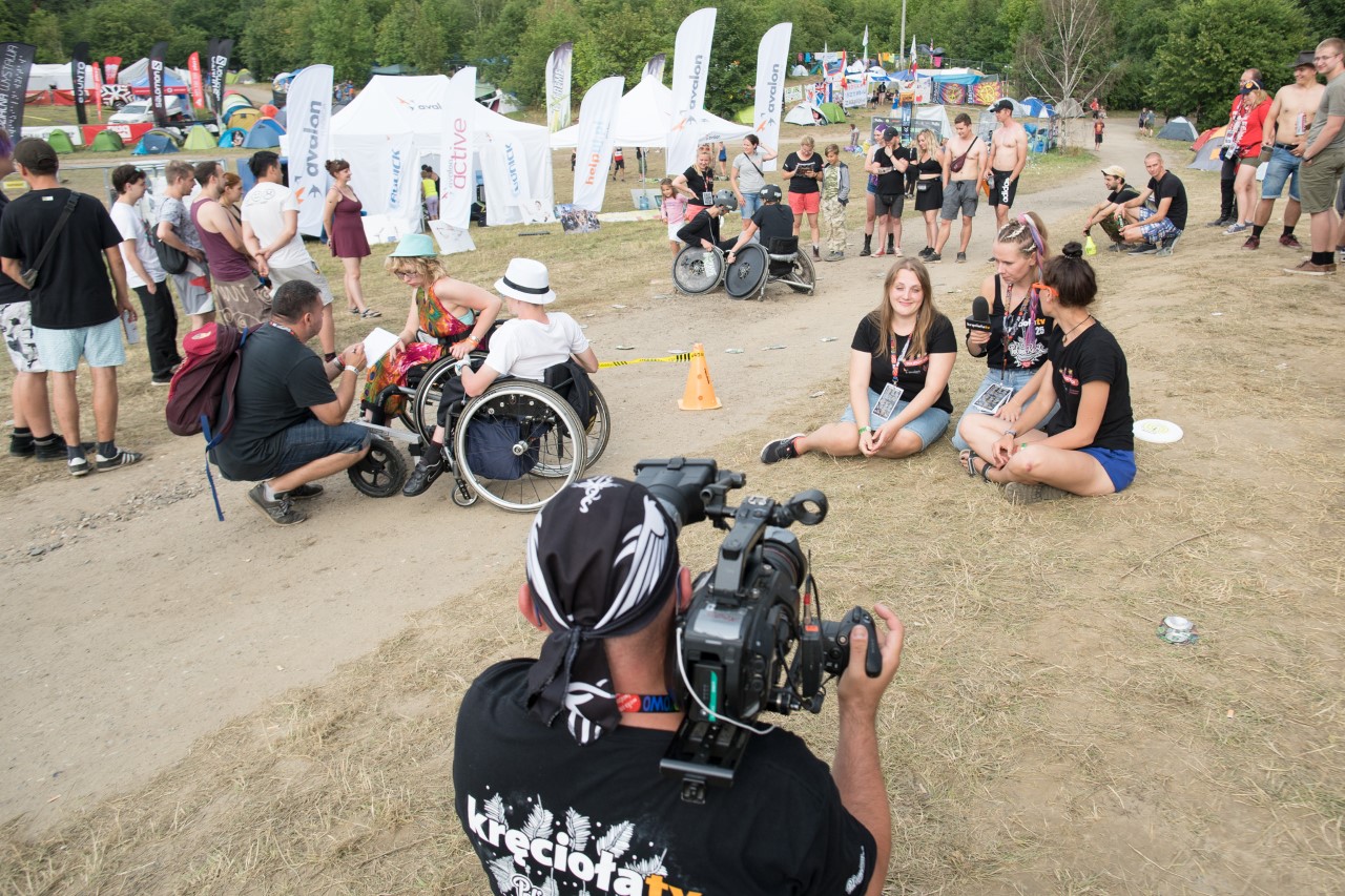 Na zdjęciu nagranie wywiadu z osobami z niepełnosprawnościami podczas festiwalu.