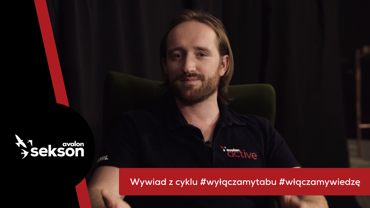 Grafika ze zdjęciem Kamila Toczydłowskiego, logotypem projektu Sekson oraz napisem Wywiad z cyklu #wyłączamytabu #włączamywiedzę