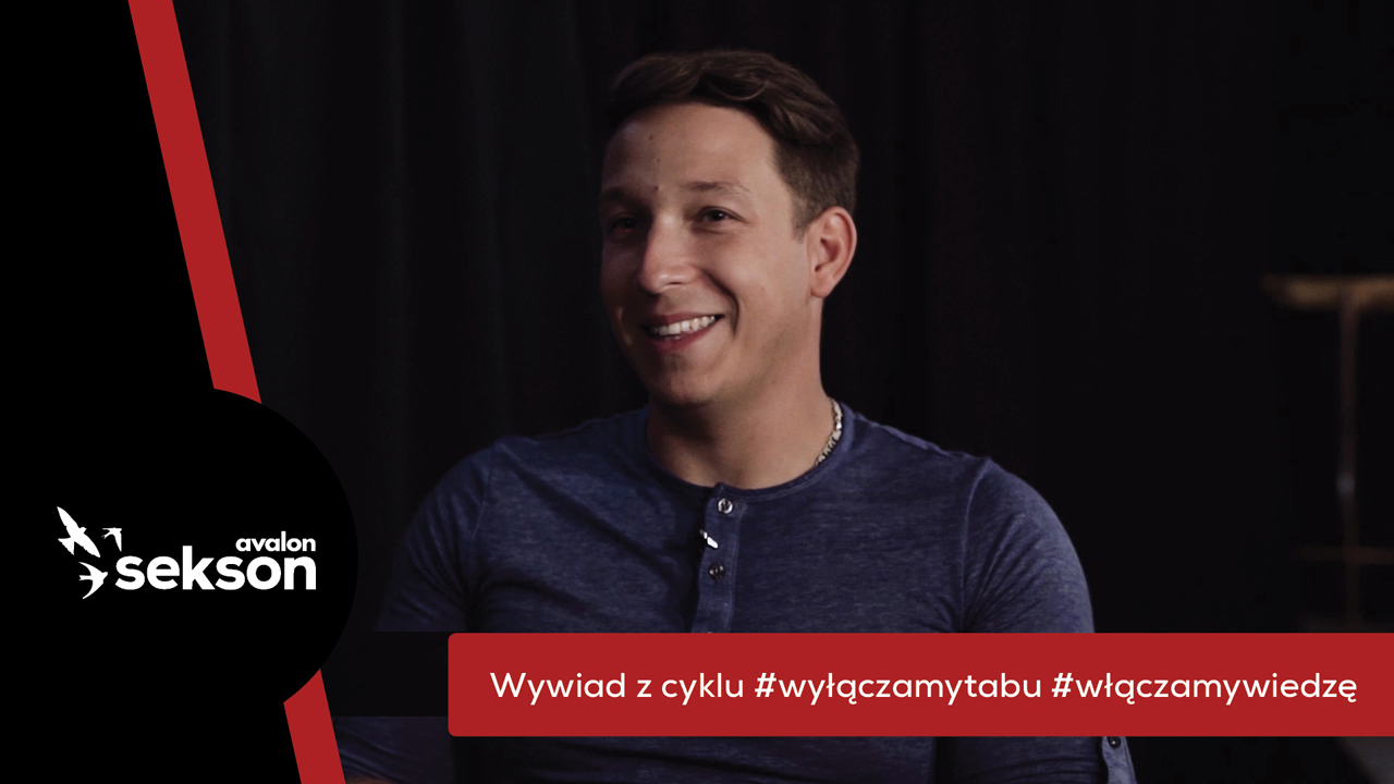 Na zdjęciu uśmiechnięty Artur Świercz, logotyp projektu sekson oraz napis wywiad z cyklu wyłączamytabu włączamywiedzę