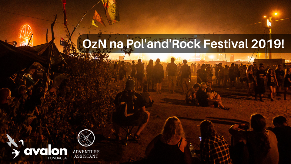 Na grafice zdjęcie z Pol'and'Rock Festivalu. Ludzie siedzący na ziemi wieczorem, w tle rozświetlona duża scena. Napis: OzN na Pol'and'Rock Festival 2019. Logotyp Fundacji Avalon i Adventure Assistant.