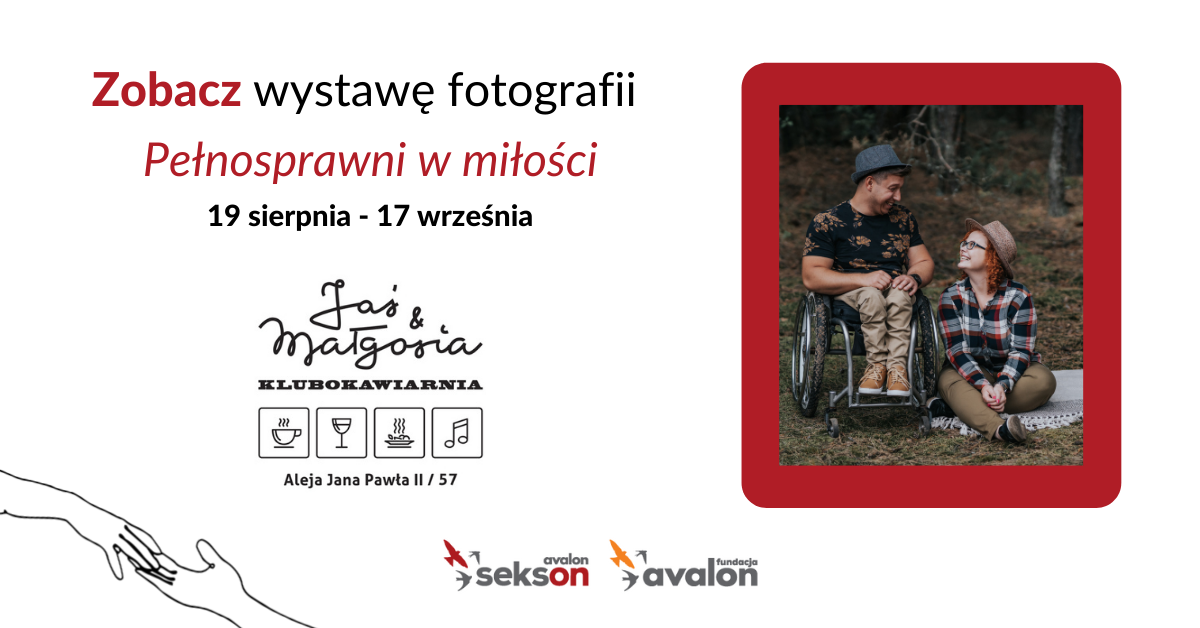 Na grafice zdjęcie mężczyzny na wózku i jego partnerki podczas pikniku. Napis Zobacz wystawę fotografii Pełnosprawni w miłości 19 sierpnia - 17 września. Logotypy: Projekt Sekson, Fundacja Avalon i Klubokawiarnia Jaś i Małgosia.