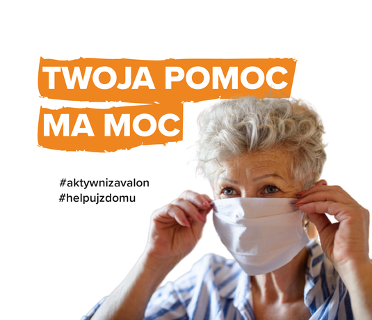 Na grafice zdjęcie starszej kobiety w maseczce ochronnej i napis Pomoc ma moc #helpujz domu, #aktywnizavalon
