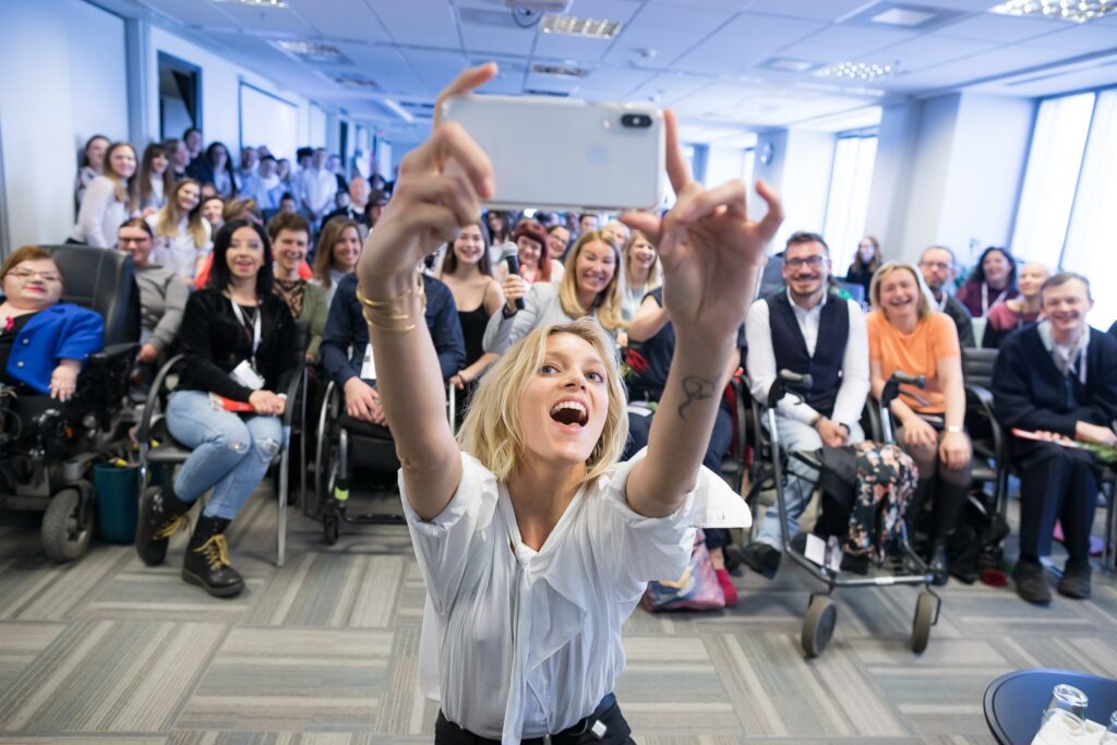 Na zdjęciu Anja Rubik robiąca selfie z uczestnikami konferencji