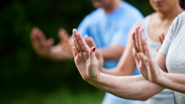 Trzy osoby ćwiczące Tai Chi.