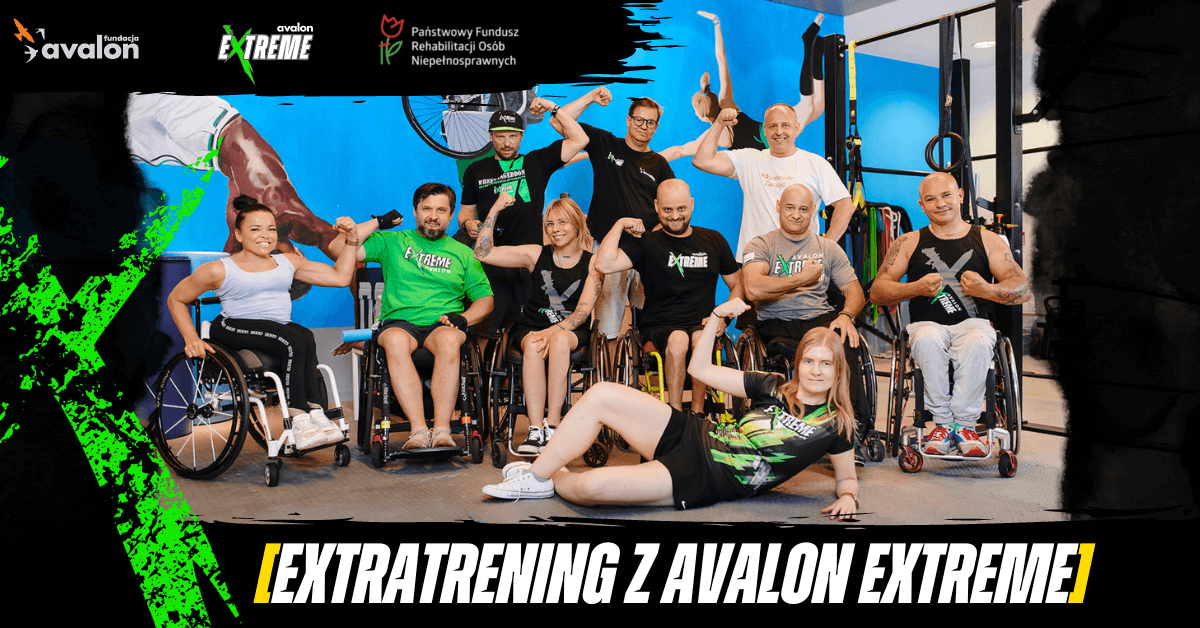 Na zdjęciu drużyna treningowa Avalon Extreme, Napis: Extratrening z Avalon Extreme. Logotypy Avalon Extreme Fundacji Avalon oraz Państwowego Funduszu Rehabilitacji Osób Niepełnosprawnych