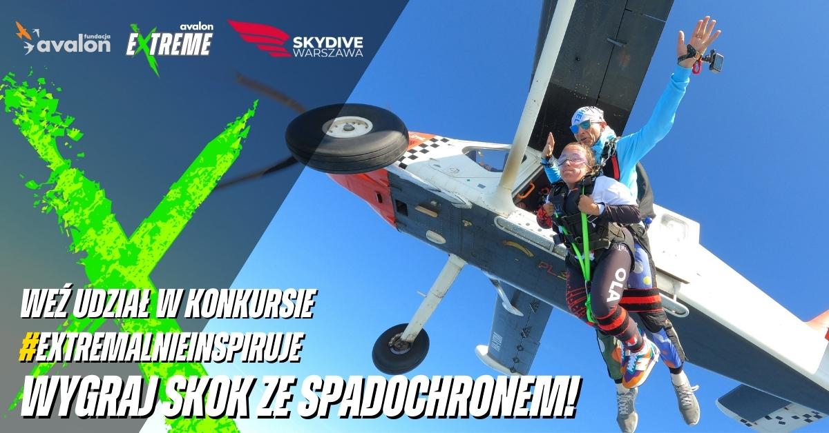 Na grafice zdjęcie dwóch osób wyskakujących ze spadochronem z samolotu. Napis: Weź udział w konkursie #Extremalnieinspiruje wygraj skok ze spadochronem. Logotypy Avalon Extreme, Fundacji Avalon Skydive Warszawa