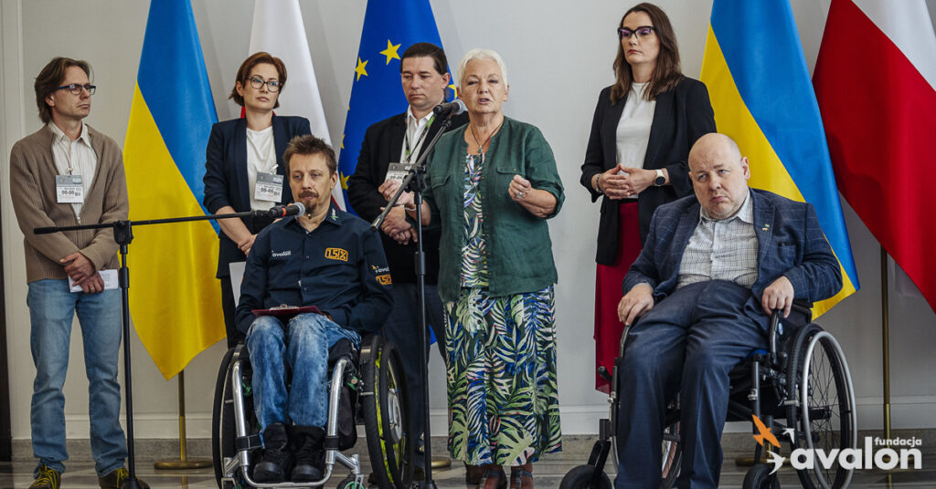 Na zdjęciu przedstawiciele OPP podczas konferencji prasowej w Senacie. Dwie osoby na wózkach i pięć pełnosprawnych.