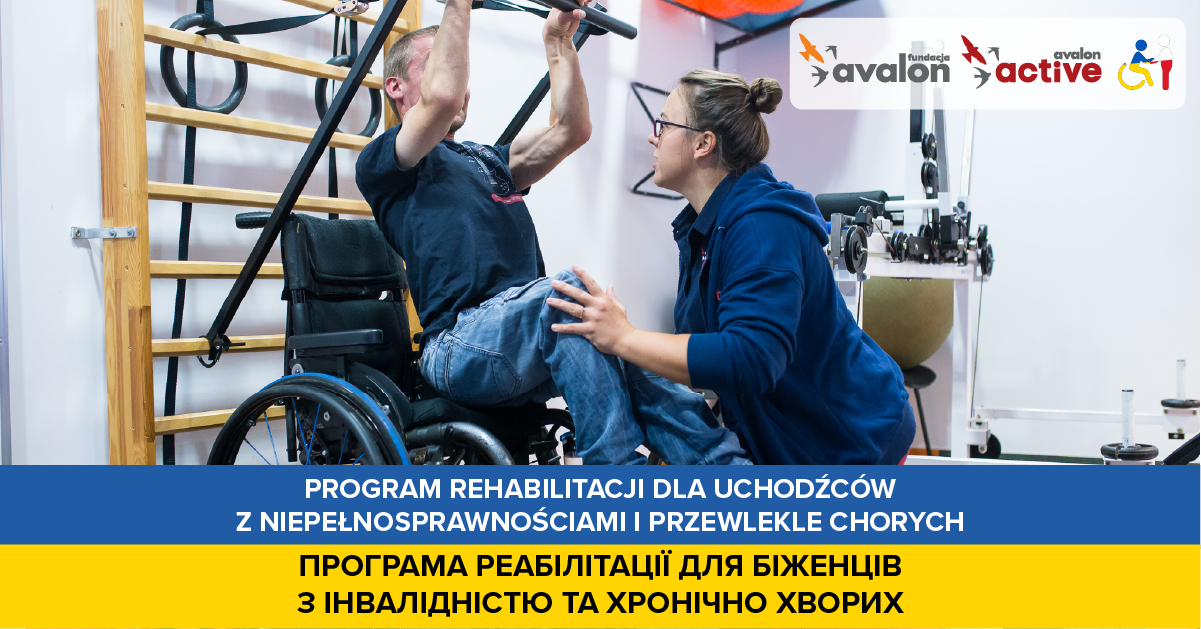 Na grafice zdjęcie pacjenta i fizjoterapeutki i pacjenta podczas ćwiczeń przy drabinkach. Napis: Program rehabilitacji dla uchodźcow z niepełnosprawnościami i przewlekle chorych.