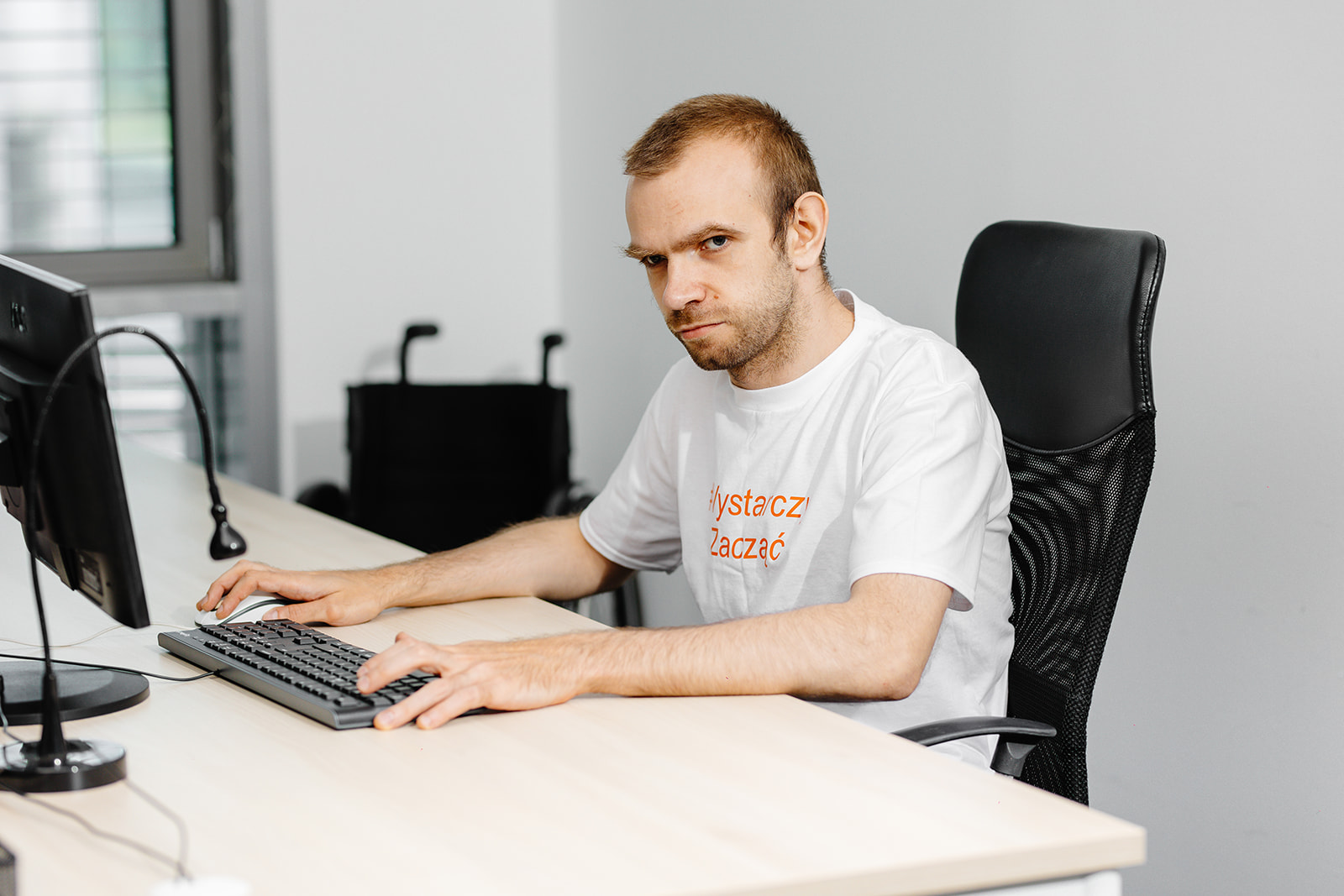 Mężczyzna pracuje w biurze przy laptopie