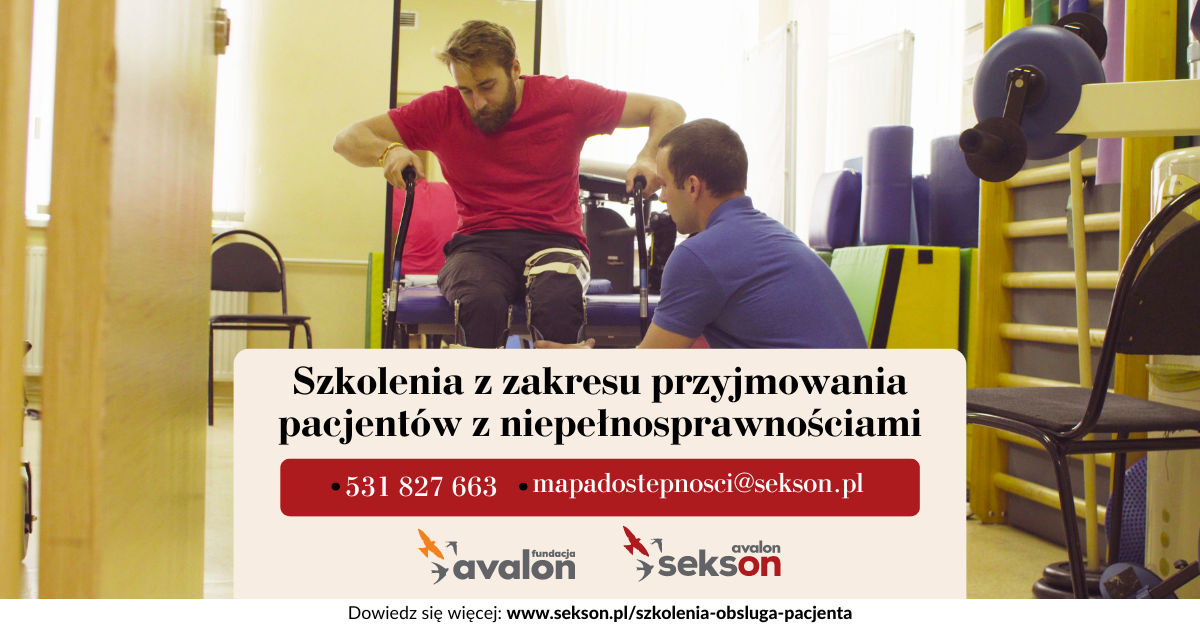 Na grafice zdjęcie mężczyzny z niepełnosprawnością u lekarza. Napis: Szkolenia z zakresu przyjmowania pacjentów z niepełnosprawnościami 531 827 663 mapadostepnosci@sekson.pl, logotypy Projektu Sekson i Fundacji Avalon.