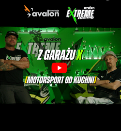 Na grafice kadr z programu z garażu X. Sebastian Luty i Maciej Manejkowski stoją obok siebie. Napis: Z garażu X, Motosport od kuchni, Logotypy Fundacji Avalon ora Avalon Extreme Racing