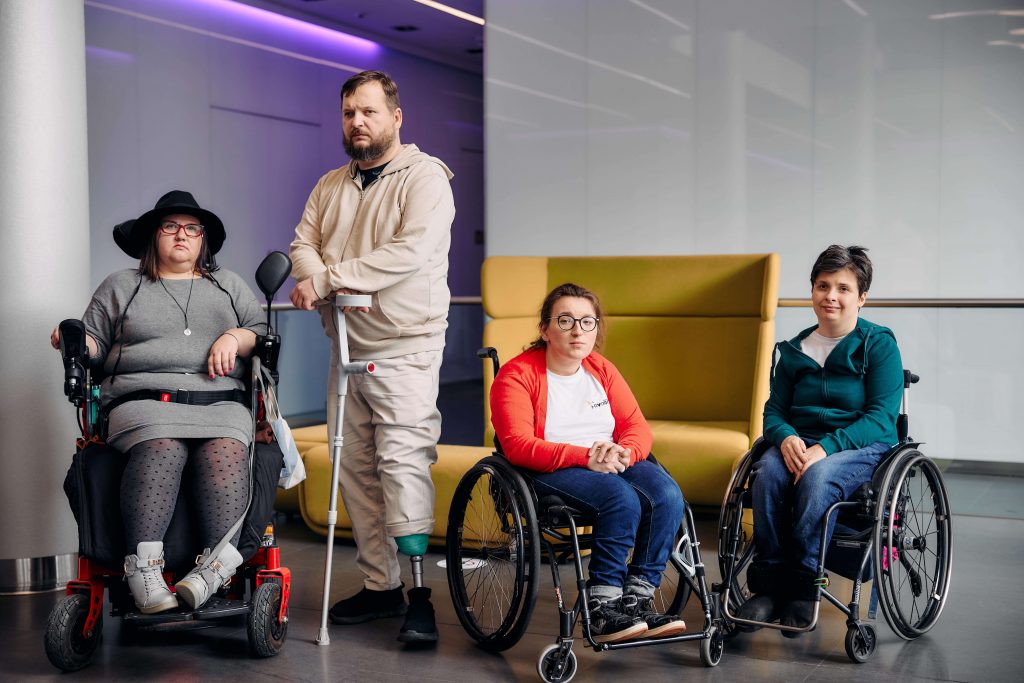 Trzy kobiety na wózku i mężczyzna z protezą nogi, którzy są beneficjentami Fundacji Avalon i można przekazać 1,5% podatku na ich subkonta.
