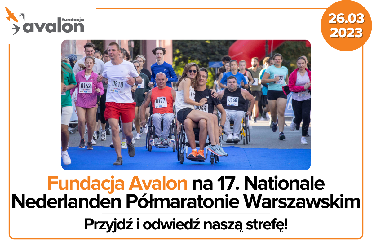 Dziewczyna siedzi na kolanach chłopaka na wózku. Obok i w tle znajdują uczestnicy maratonu (biegnący na nogach i ścigający się na wózkach).
