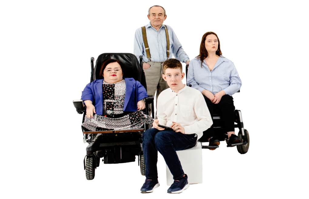 Czwórka osób z niepełnosprawnością - dwie kobiety na wózkach, chłopiec z autyzmem oraz mężczyzna.