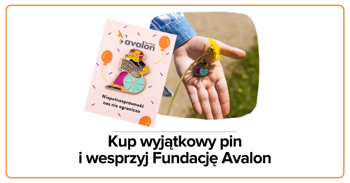 zdjęcie przypinki na dłoni. przypinka to piesek w okularach na wózku, którzy trzyma transparent z napisem disability pride