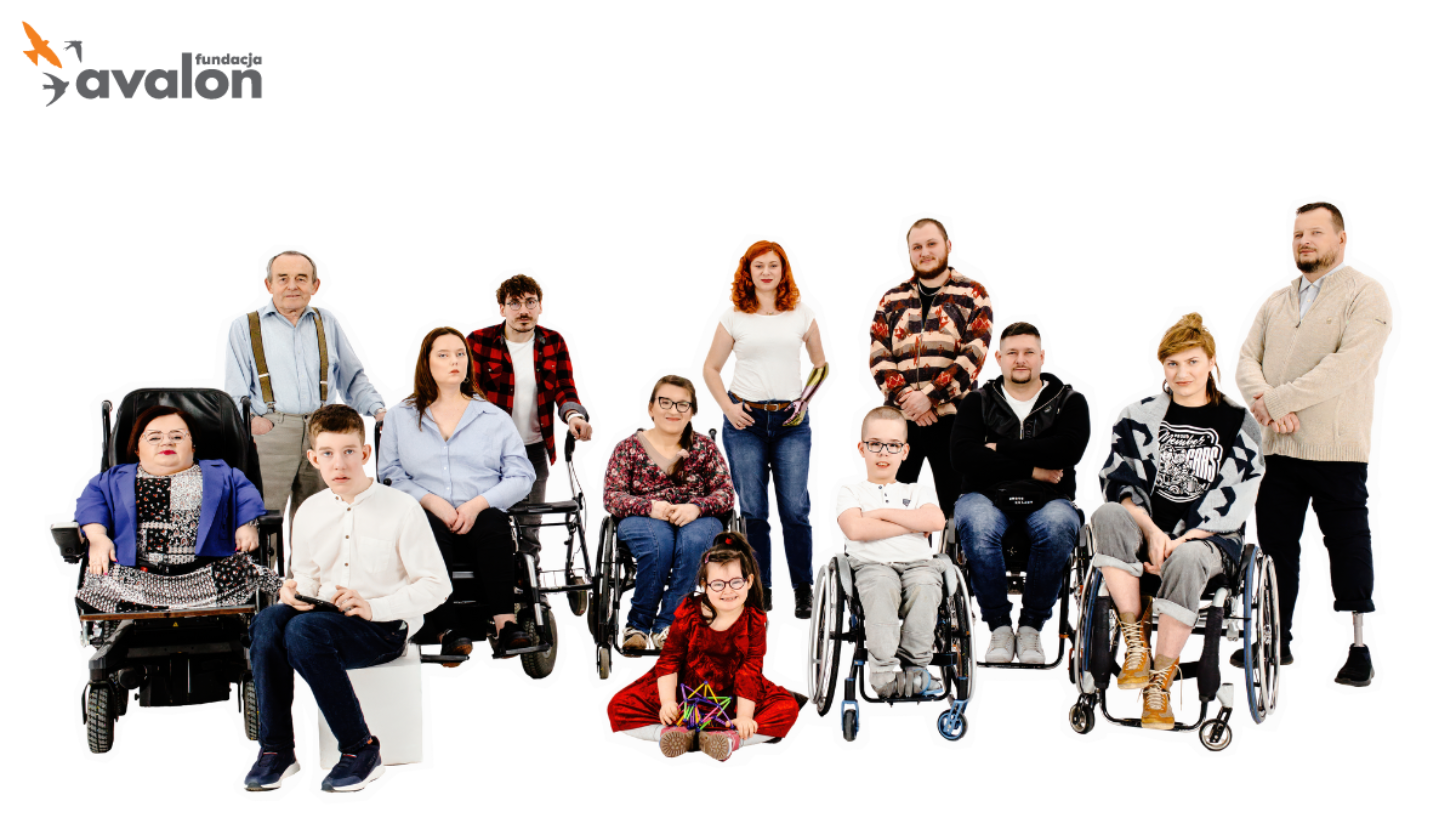 Zdjęcie grupowe osób z niepełnosprawnością w różnym wieku - bohaterów kampanii 