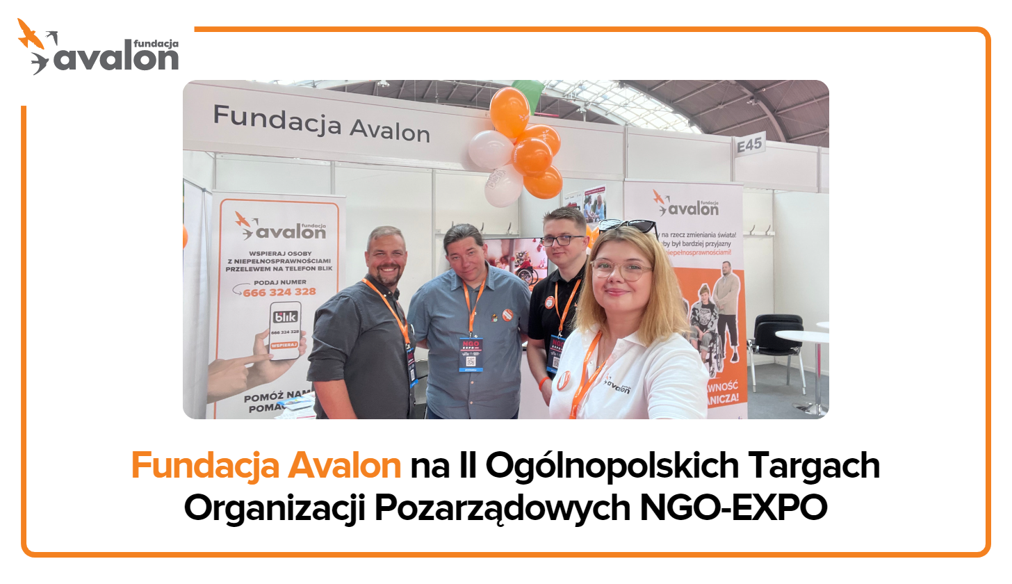 Czwórka pracowników Fundacji Avalon na swoim stoisku na Targach Organizacji Pozarządowych.