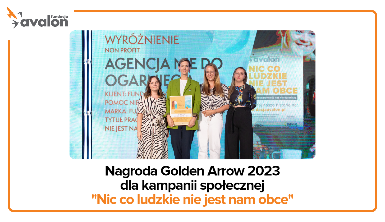 Helena Szczuka i przedstawicielki agencji ANDO na scenie Golden Arrow, odbierają nagrodę.