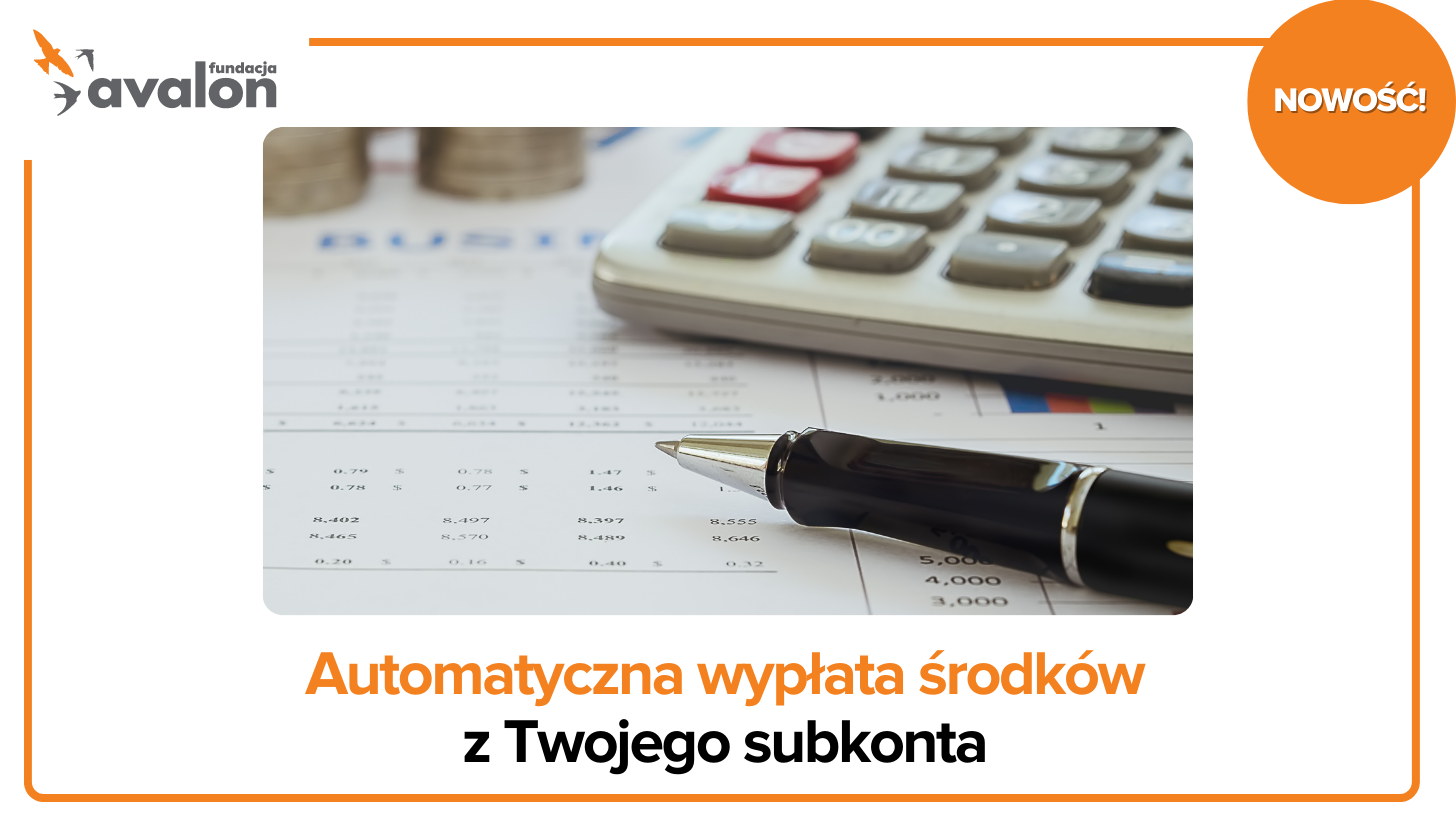 Na zdjęciu długopis leży na kartce przy kalkulatorze i dwóch stosikach monet. Pod spodem znajduje się napis