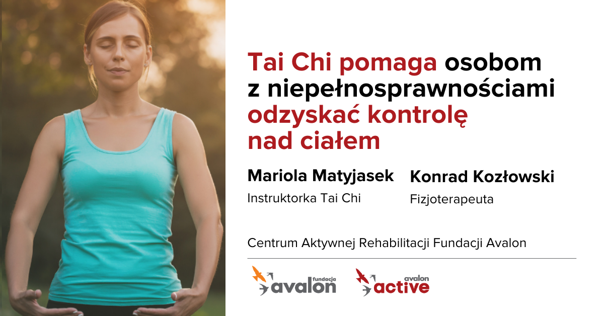 Kobieta ćwiczy Tai Chi na dworze.