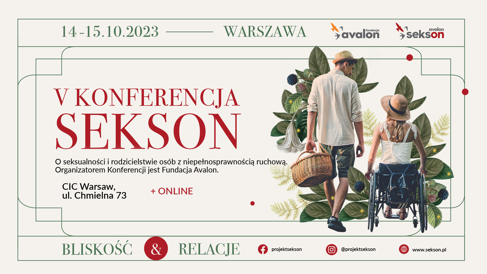 Odwrócona tyłem para wśród zielonych liści. Mężczyzna i kobieta patrzą na siebie i trzymają się za ręce. Kobieta jest na wózku.
