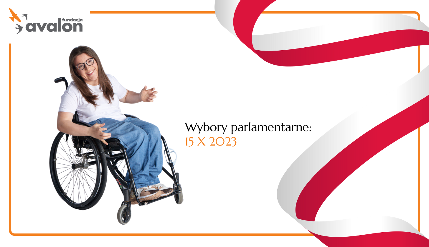 Uśmiechnięta kobieta na wózku obok wstążki w barwach flagi Polski.