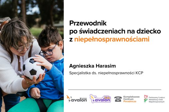 Kobieta pochyla się nad chłopcem na wózku, który trzyma piłkę.