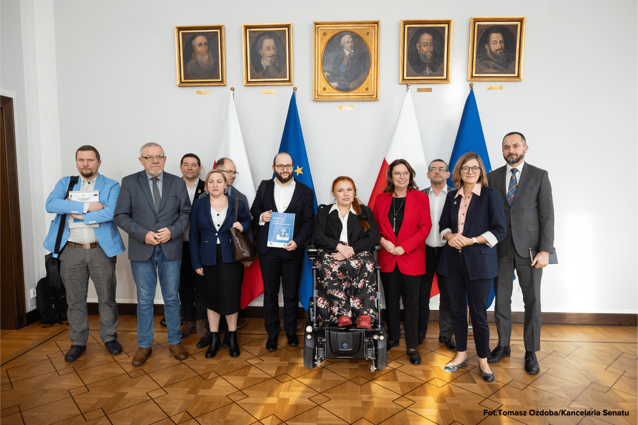 Wspólne zdjęcie grupy społecznej na spotkaniu w Kancelarii Senatu.