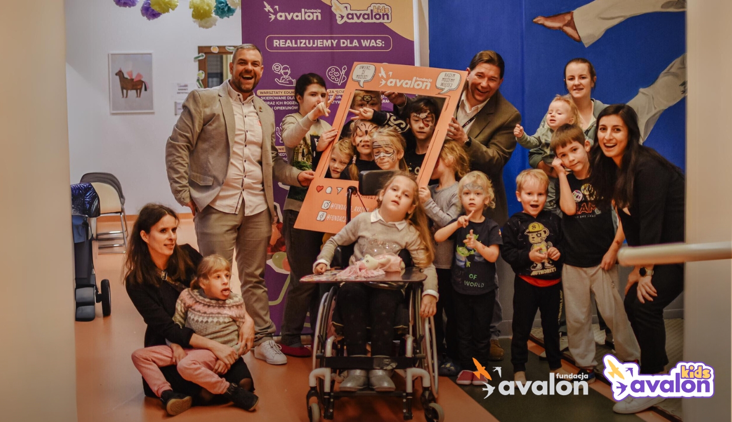 Grupa dzieci z Zarządem Fundacji Avalon w nowej przestrzeni rehabilitacyjnej.