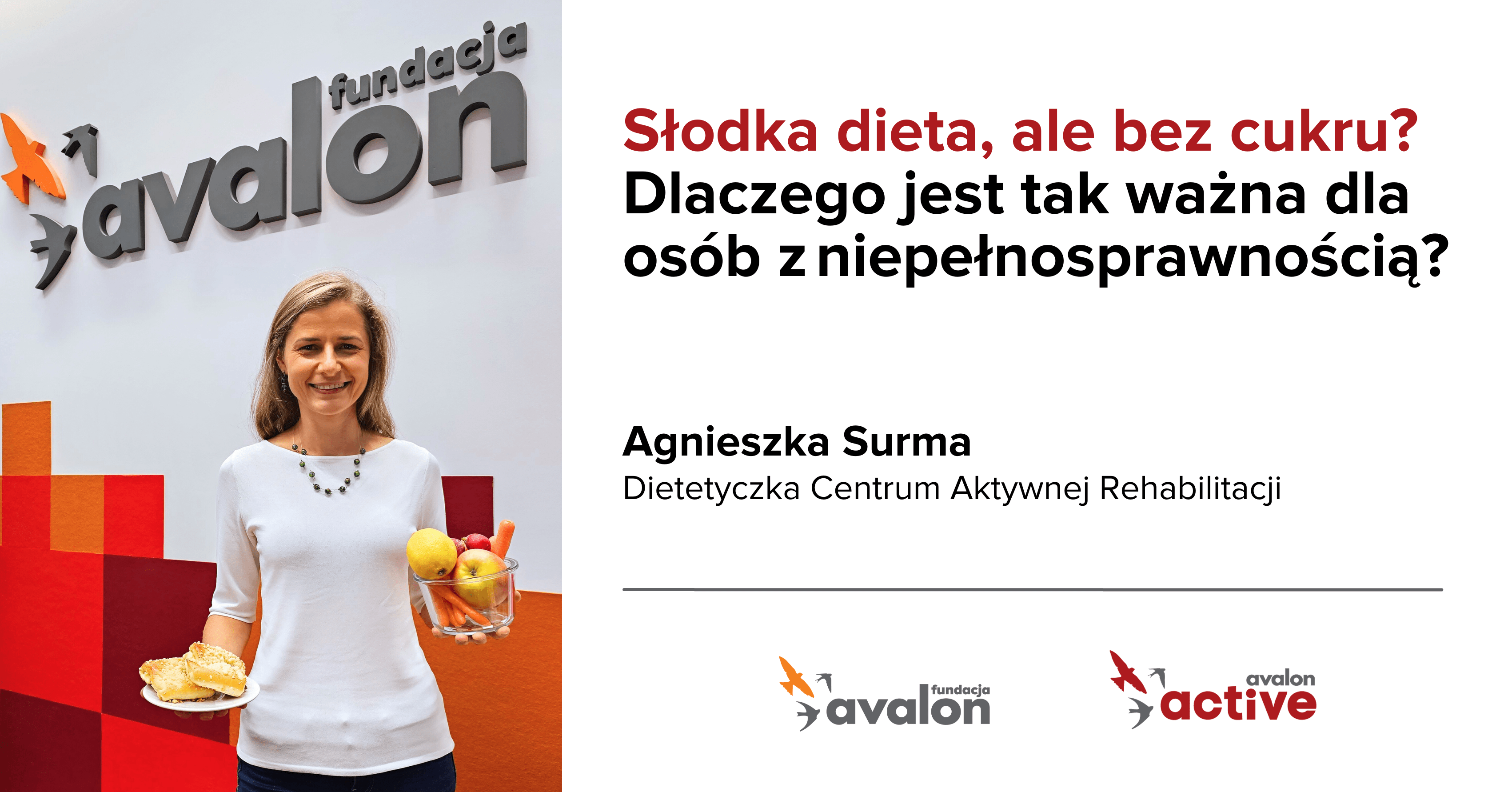 Uśmiechnięta kobieta na tle ściany z logiem Fundacji Avalon trzyma owoce.