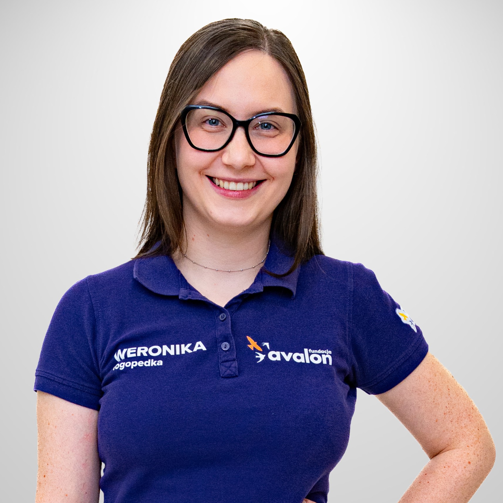 Uśmiechnięta Weronika Witecka w fioletowej koszulce.