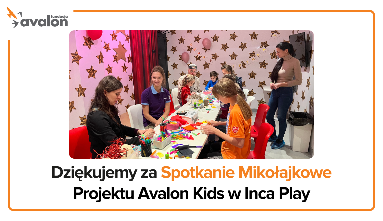 Grupa dzieci i dorosłych siedzi przy długim stole i wspólnie wykonuje ozdoby świąteczne z rożnych materiałów plastycznych.