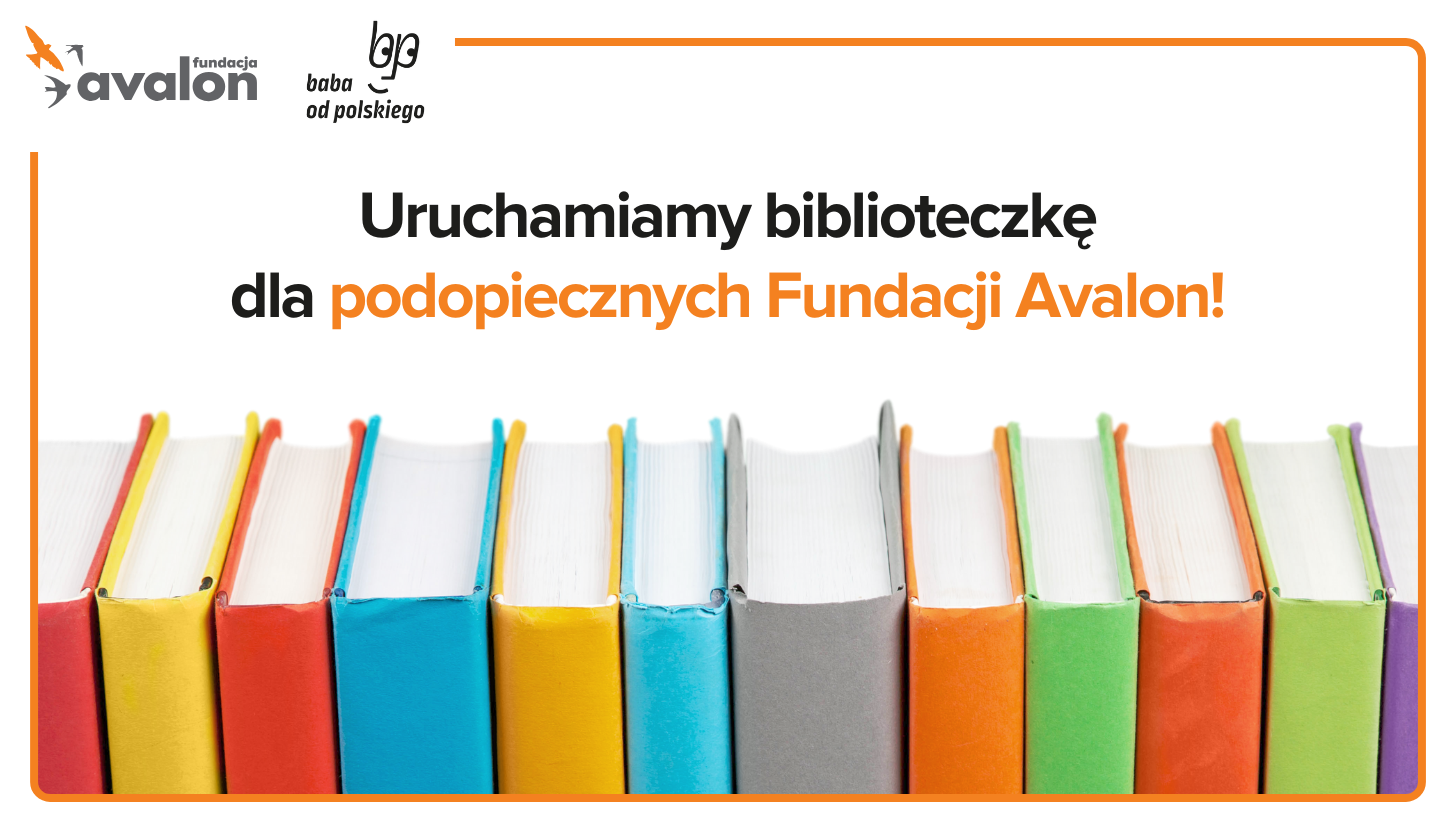 Książki z kolorowymi grzbietami w jednym rzędzie