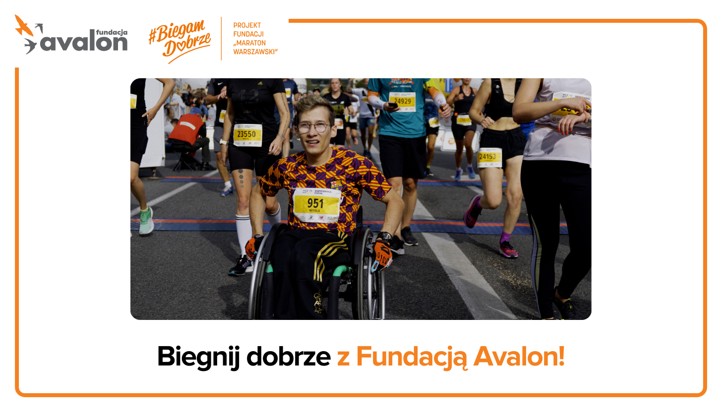 Chłopak na wózku bierze udział w maratonie wśród innych uczestników bez niepełnosprawności.