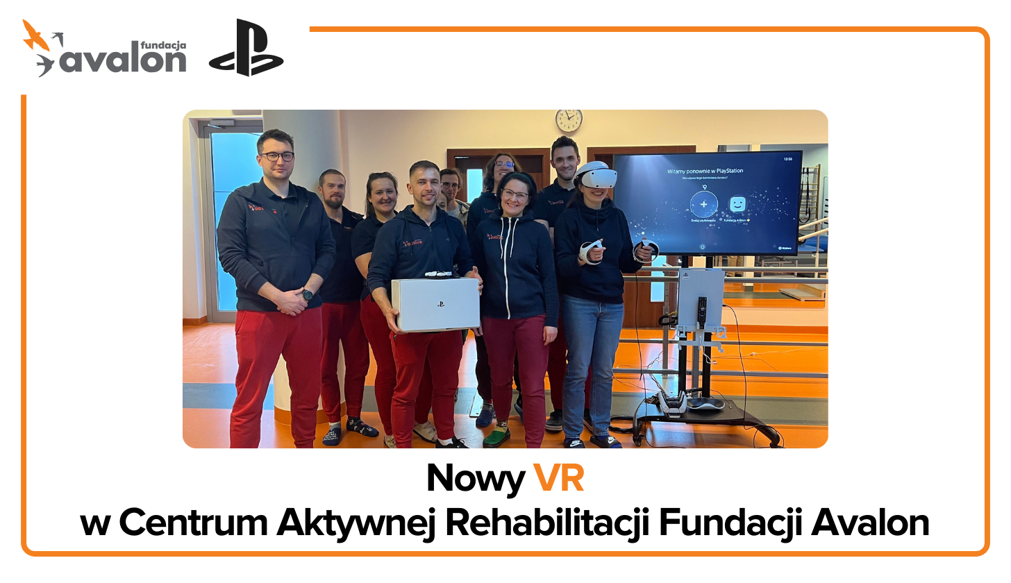 Grupa fizjoterapeutów Centrum Aktywnej Rehabilitacji Avalon pozuje do grupowego zdjęcia z nowym sprzętem VR marki Sony.