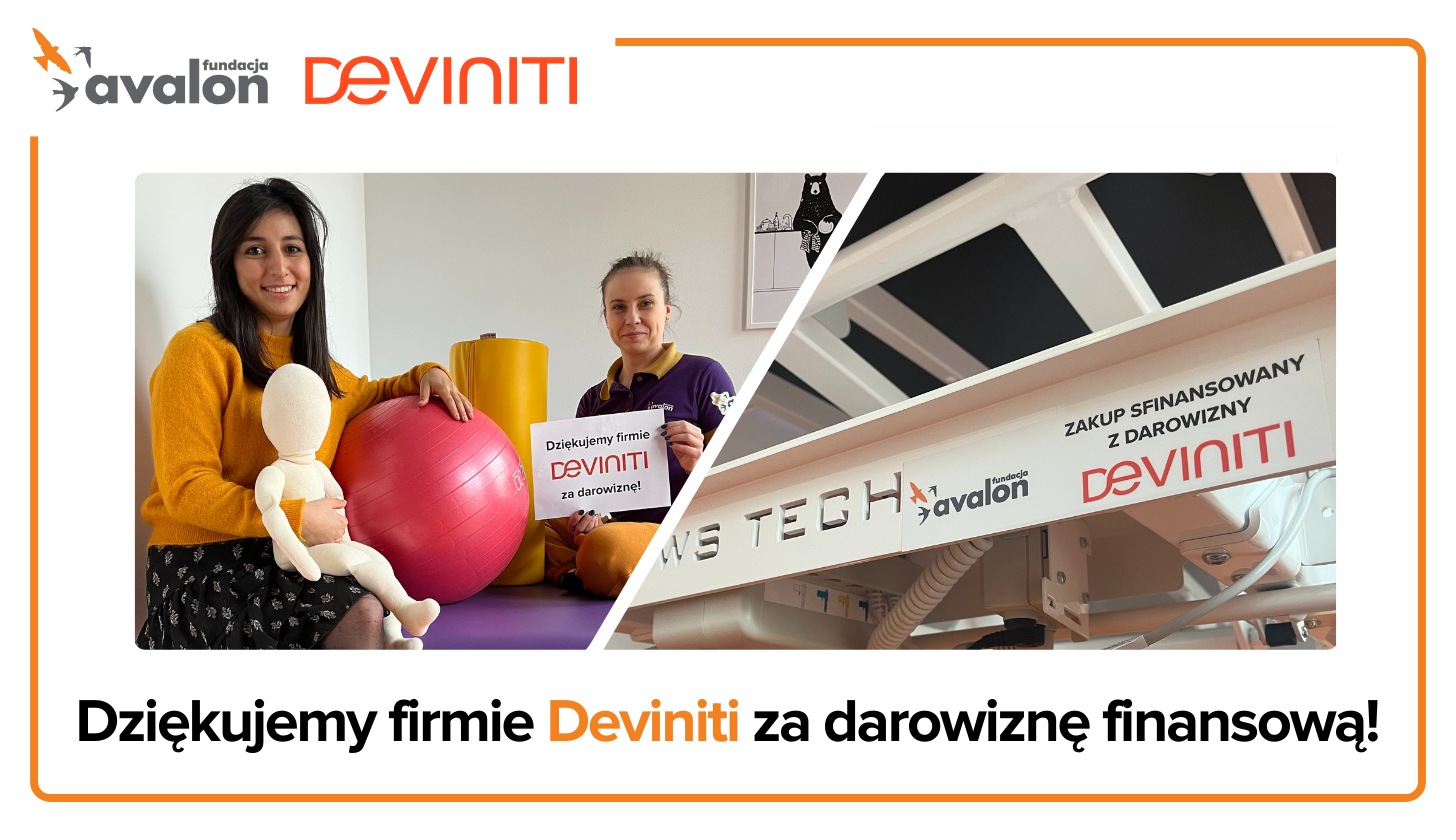 Grafika z kolażem złożonym z dwóch zdjęć. Na jednym z nich dwie, uśmiechnięte kobiety, kierowniczka oraz fizjoterapeutka z Centrum Aktywnej Rehabilitacji dla dzieci. Siedzą na fioletowej leżance, a fizjoterapeutka trzyma w ręku kartkę z napisem Dziękujemy Deviniti. Na drugim zdjęciu fragment metalowej ramy leżanki z naklejką Zakup sfinansowany z darowizny Deviniti.