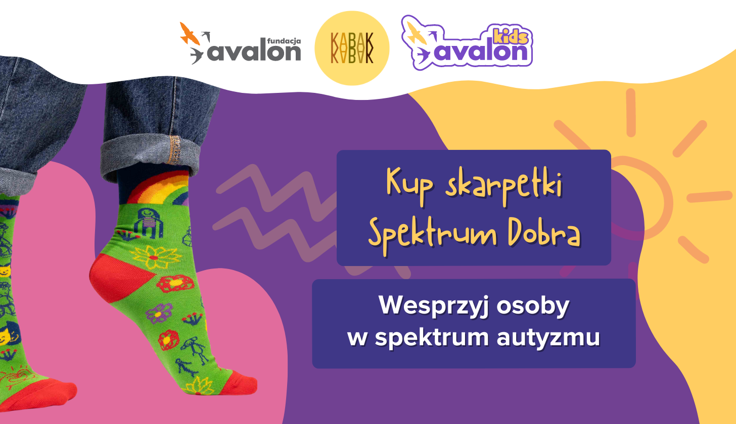 Grafika ze zdjęciem stóp w skarpetkach dobra. Napis Kup Skarpetki dobra. Wesprzyj osoby w spektrum autyzmu. Logo Fundacji Avalon, Avalon Kids oraz marki Kabak.