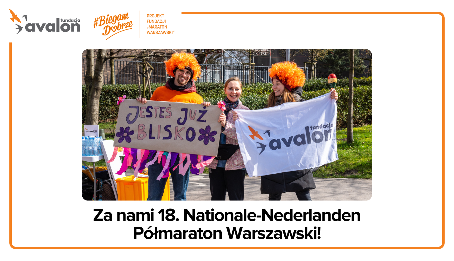 Mężczyzna i kobieta w pomarańczowych perukach trzymają transparenty - ona z logiem Fundacji Avalon, a on z napisem