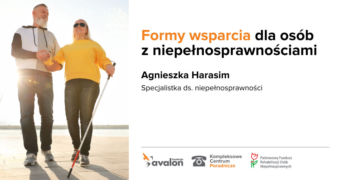 Mężczyzna trzyma za ramię kobietę w okularach przeciwsłonecznych i z laską. W tle bezchmurne niebo i słońce.