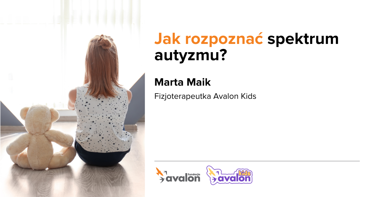 Zdjęcie dziewczynki, która siedzi przed oknem, a obok niej znajduje się pluszowy miś. Przedstawieni są od tyłu.
