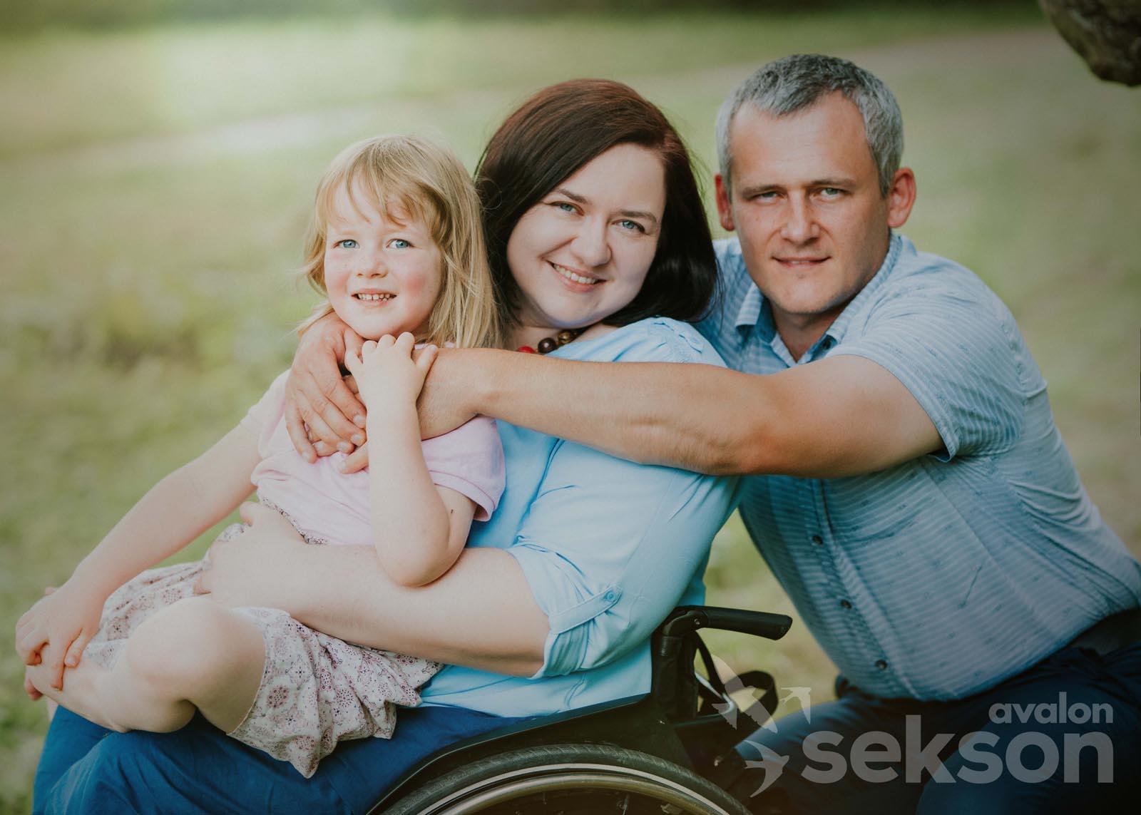 Od lewej Julia siedząca na kolanach Małgosi, obok Małgosi Piotr obejmujący żonę i córkę.