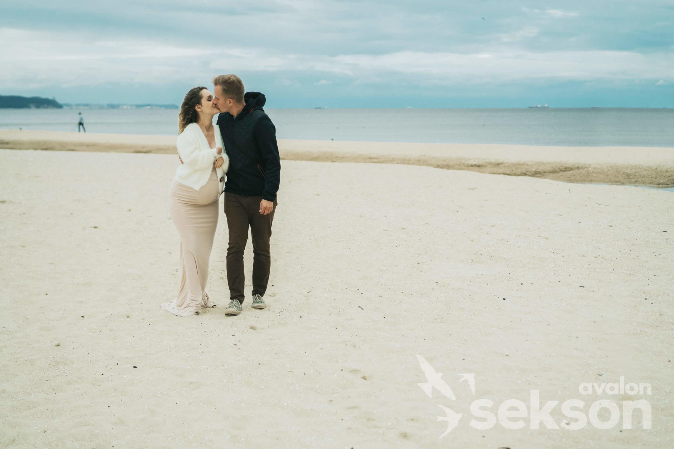 Sylwia i Tomasz na plaży. Widać ich z oddali, całują się.