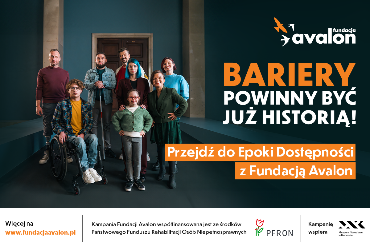 Grupowe zdjęcie osób z niepełnosprawnościami w Muzeum Narodowym w Krakowie.