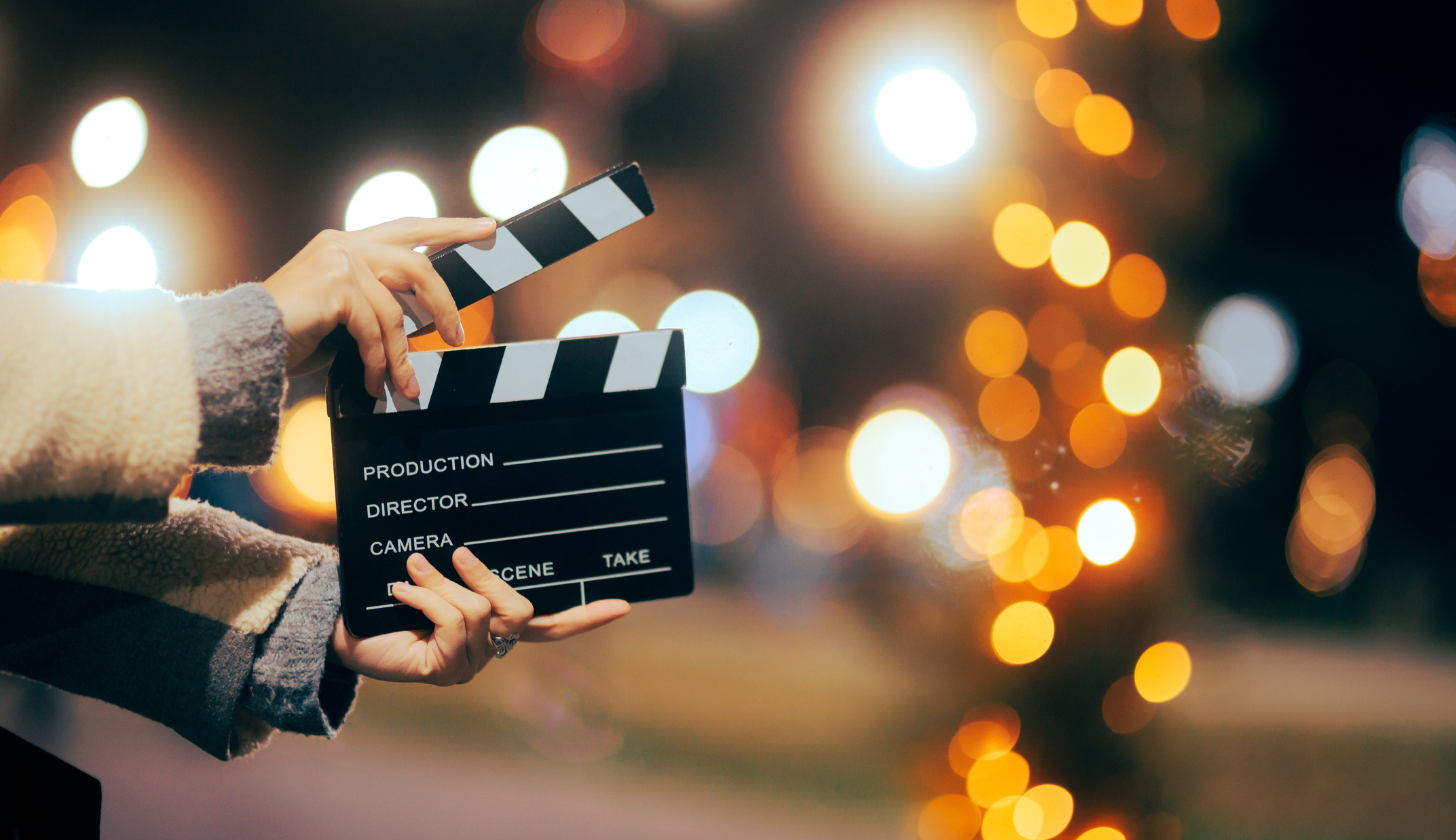 klaps filmowy w tle światła